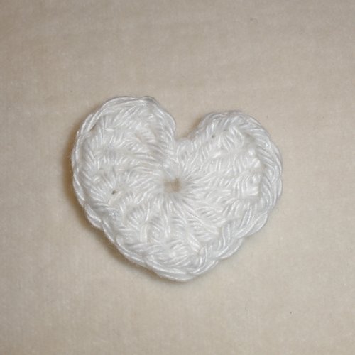 Lot de cœurs au crochet en coton blanc