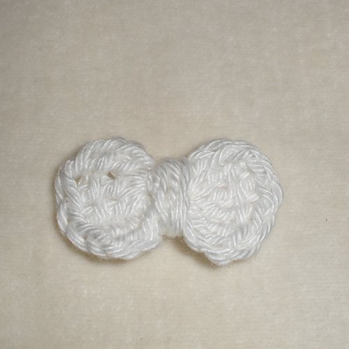 Lot de petits nœuds au crochet blanc