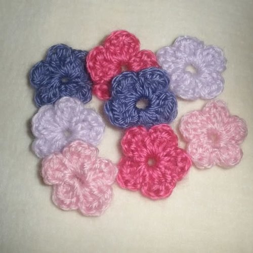 Lot de 8  fleurs au crochet  laine acrylique