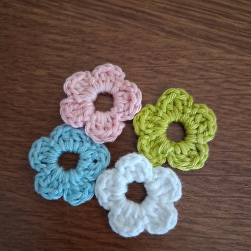 Lot de fleurs boutonnières au crochet  en coton