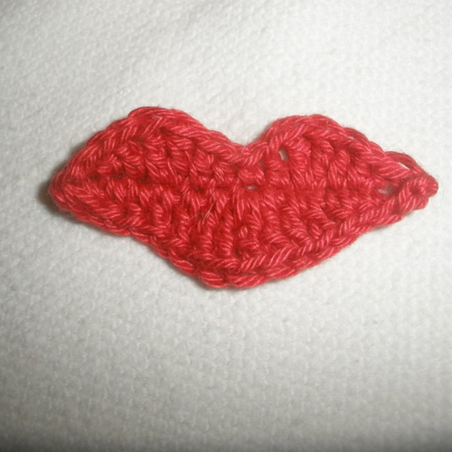 Appliqués  bouches au crochet en coton rouge