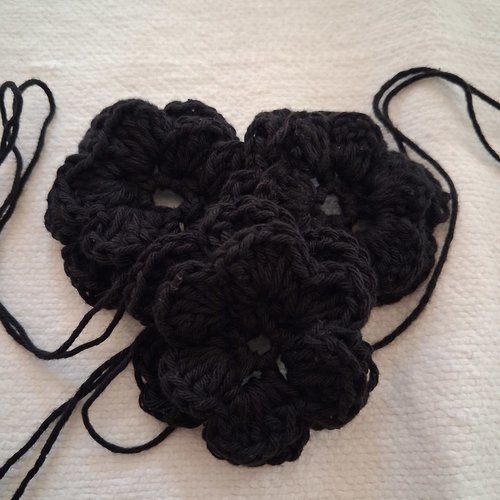 Lot de 6 grandes fleurs au crochet  reserve.