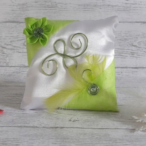 Coussin porte alliances en satin blanc et vert