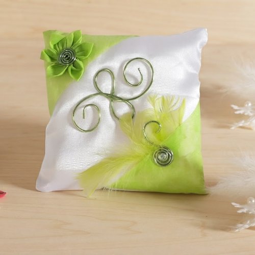 Coussin porte alliances en satin blanc et vert