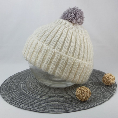 Bonnet mixte pompon gris en fils à tricoter de couleur blanc cassé