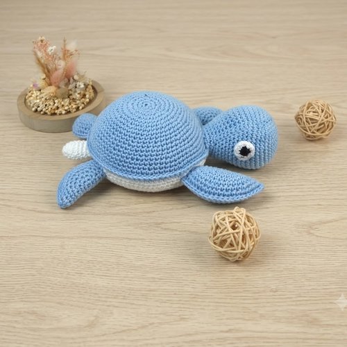 Amigurumi tortue au crochet bleu et blanc