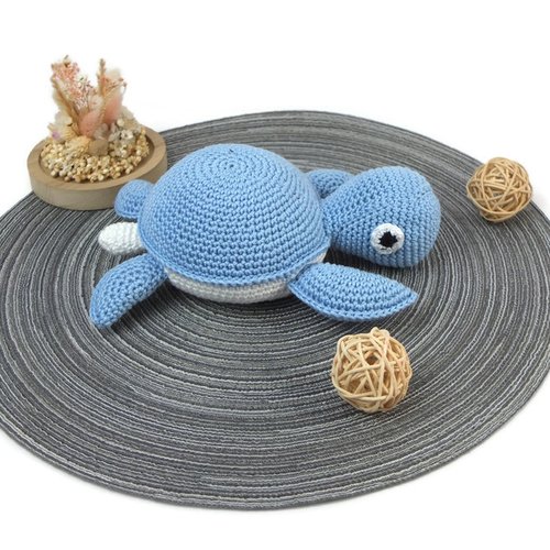Amigurumi tortue au crochet bleu et blanc