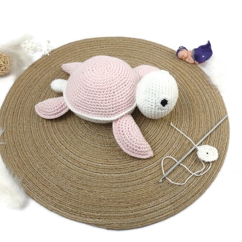 Tortue au crochet rose et blanc amigurumi