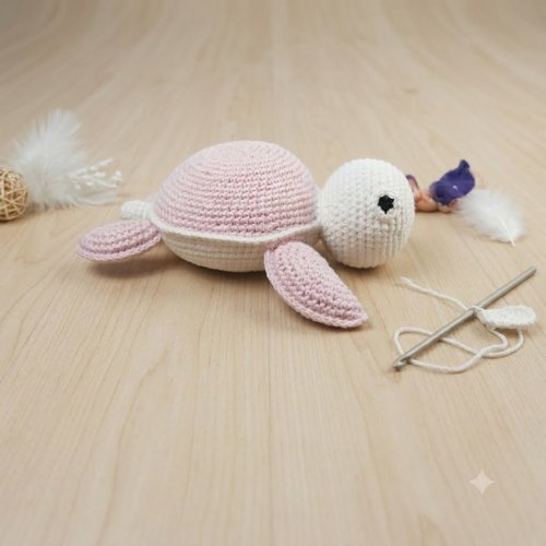 Tortue au crochet rose et blanc amigurumi