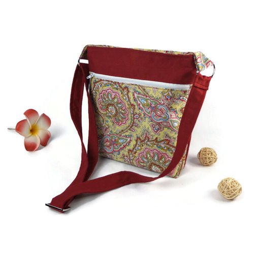 Sac bandoulière en tissu rouge