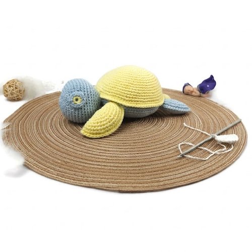 Tortue au crochet jaune et bleu amigurumi