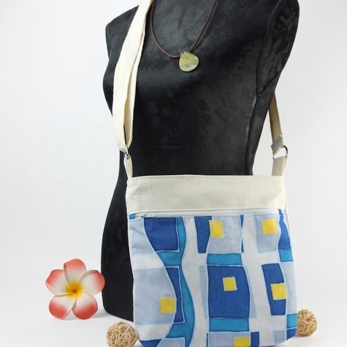 Sac bandoulière en tissu écru et bleu