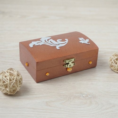 Petit coffre à bijoux baroque en bois
