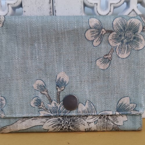 Pochette en toile enduite bleue-gris fleurie pour papiers de véhicule
