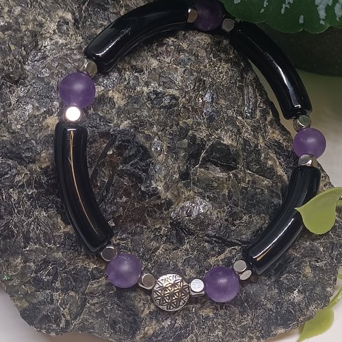 Bracelet pierres naturelles en améthystes mates , perles noires en acryliques et perle fleur de vie en acier inoxydable.