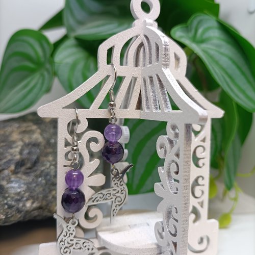 Boucles d'oreilles avec des perles en améthyste et colibri en acier inoxydable.