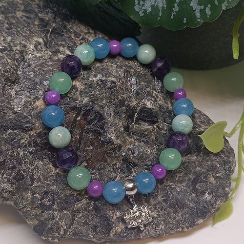 Bracelet  avec despierres naturelles, quartz bleu, phosphosiderite, aventurine, améthyste, amazonite, et une breloque lotus en acier