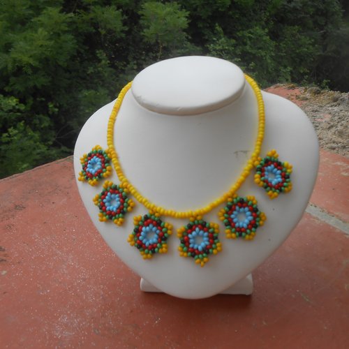 Collier fleurs multicolores en perles