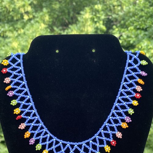 Collier bleu lavande et petites fleurs