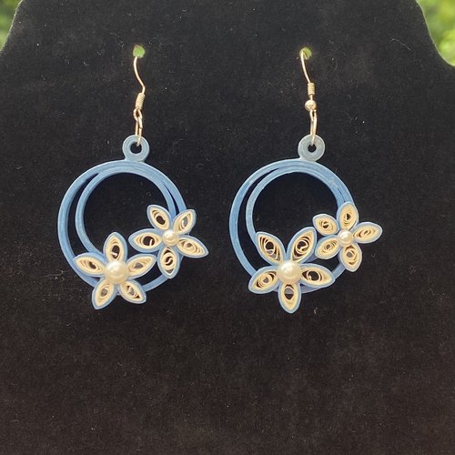 Boucles d'oreilles quilling fleurs blanches