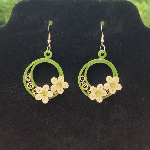 Boucles d'oreilles quilling fleurs blanches