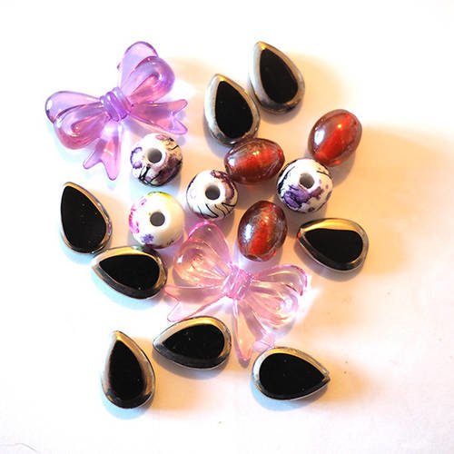 Lot de perles en verre, porcelaine et synthétique en mix de couleur et de taille rose noir violet 