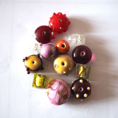 Lot de 13 perles en verre et céramique en mix de couleur rose rouge vert 