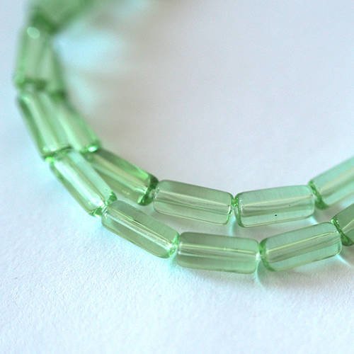 10 perles tubes en verre transparente couleur vert clair 10x4mm 