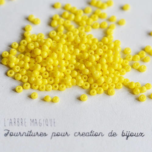 10g rocaille jaune opaque plus ou moins 1200 perles 2 mm 