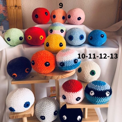 Balle antistress velours, peluche crochet jouet bébé, doudou balle douceur anniversaire d'un bébé, enfant, adulte, les yeux sont brodés