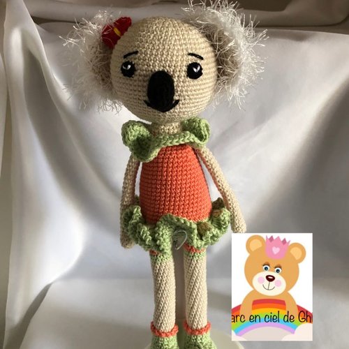 Peluche koala avec son tutu vert crochet, doudou personnalisé de naissance, cadeau peluche idéal d'anniversaire, décoration de chambre.