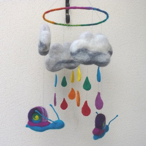 Mobile décoration chambre bébé escargots pluie arc en ciel nuages fait main l'arche de jessica