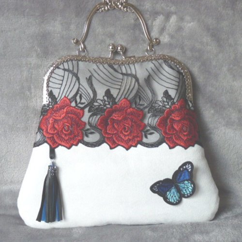 Pochette sac à main rétro romantique dentelle rose rouges papillon bleu suédine blanche fait main l'arche de jessica