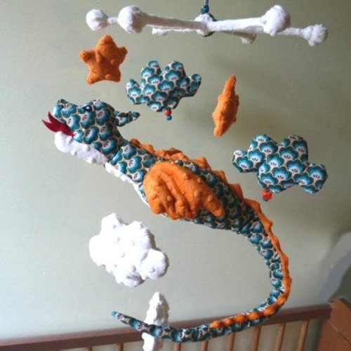Mobile dragon nuages décoration chambre bébé garçon orange turquoise japonisant fait main l'arche de jessica