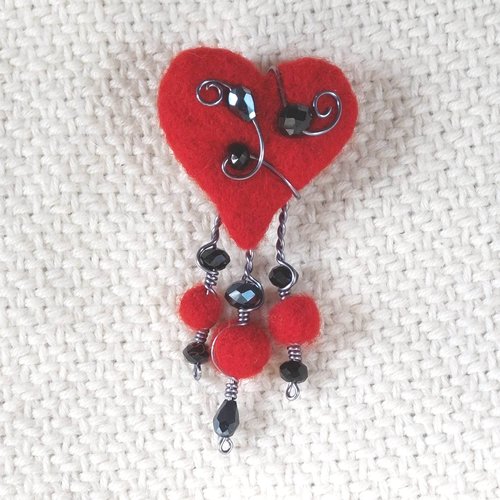 Broche romantique coeur rouge laine feutrée perles noires faite main l'arche de jessica