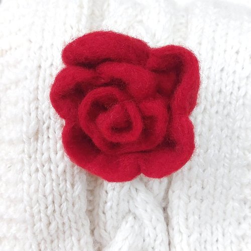 Broche rose rouge romantique laine feutrée faite main l' arche de jessica