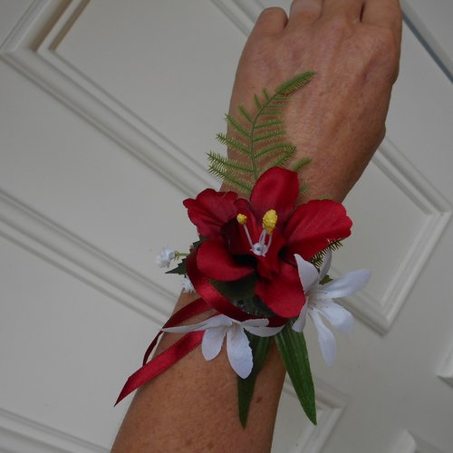Bracelet fleuri pour mariée ou demoiselle d'honneur avec orchidée - bordeaux