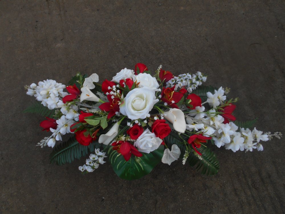 Composition de fleurs artificielles pour cimetière - rouge et blanc - Un  grand marché