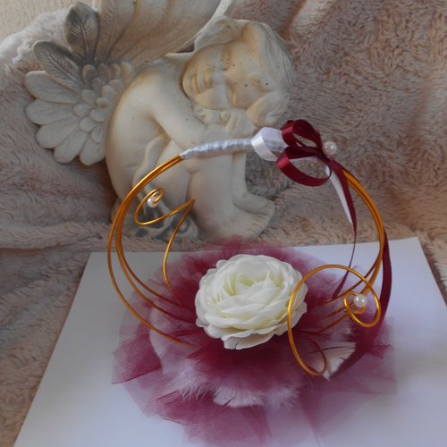 Porte alliances bordeaux, blanc et doré avec rose blanche - mariage