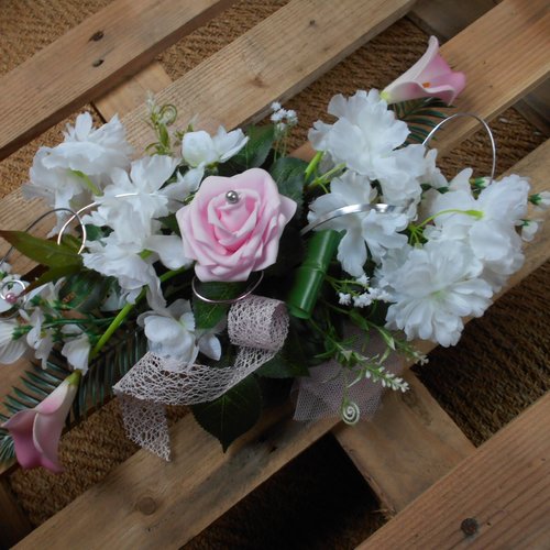 Centre de table rose pâle, blanc et argent en fleurs artificielles