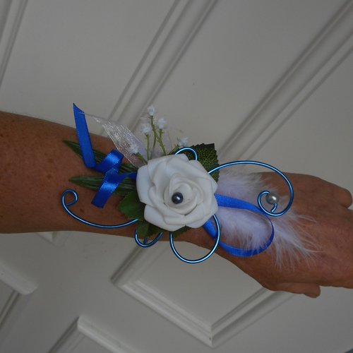 Bracelet fleuri pour mariée ou demoiselle d'honneur - bleu roi