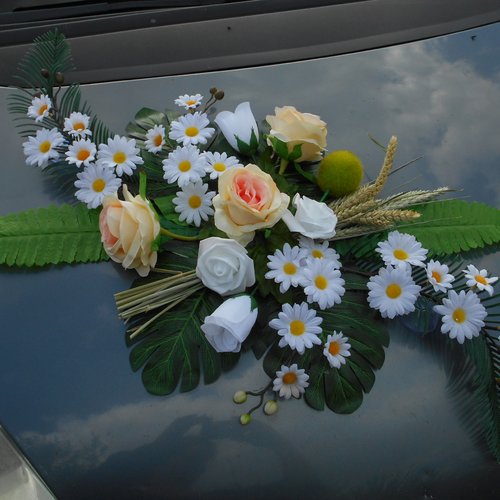 Décoration de voiture pour mariés - ventouse fleurie blanc et