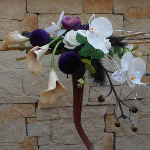 Bouquet de mariage allongé et retombant violet blanc et noir