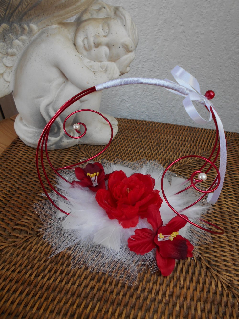 Coussin décoratif Belle bougie rouge romantique avec des fleurs et des  tissus de soie, 