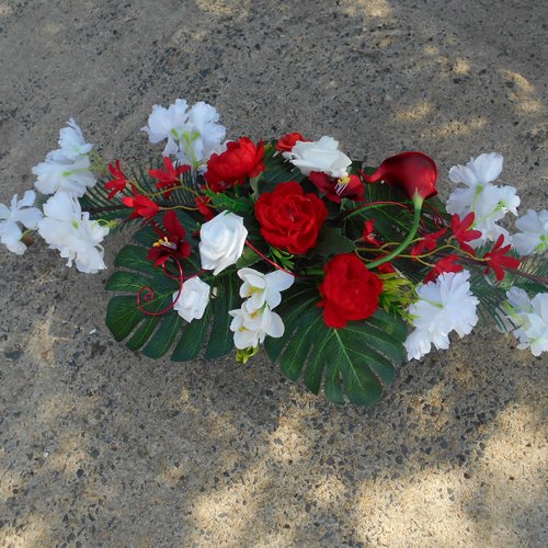 Composition de fleurs lesté pour cimetière - rouge et blanche