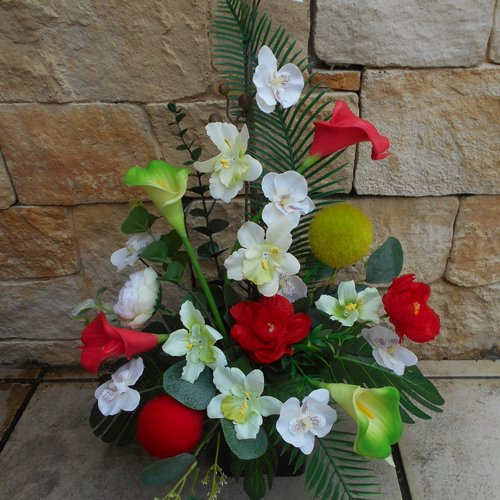 Composition de fleurs lesté pour cimetière - rouge crème et verte