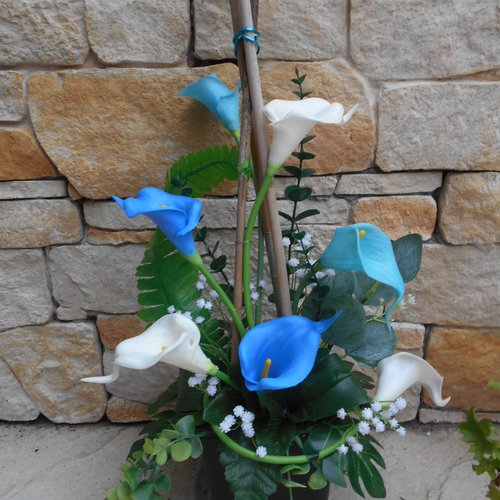 Composition de fleurs artificielles - cimetière - bleue et blanche