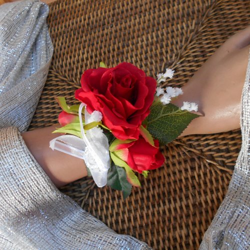 Bracelet fleuri rose rouge - mariage sur le thème de l'amour