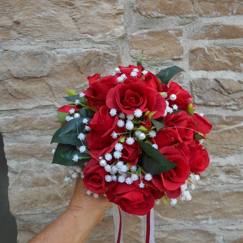 Bouquet de mariée rond romantique - roses rouges et gypsophile