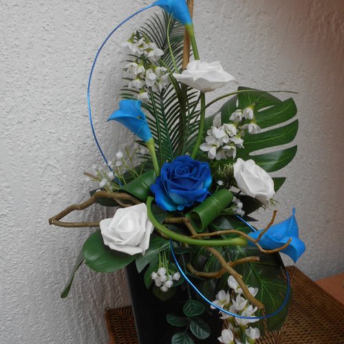 Composition de fleurs artifiicelles bleu - cimetière